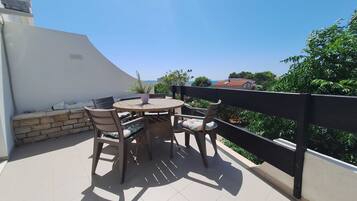 Apartment (One Bedroom Apartment with Sea View) | Terrace/patio