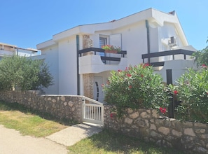 Appartement (One Bedroom Apartment with Sea View) | Extérieur