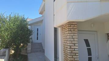 المنشأة من الخارج