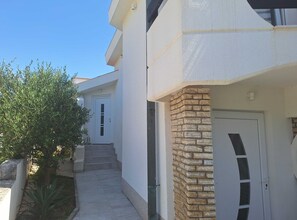 Apartment (One Bedroom Apartment with Sea View) | Exterior