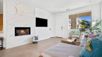 Smart TV, chimenea, videojuegos, mesa de ping pong