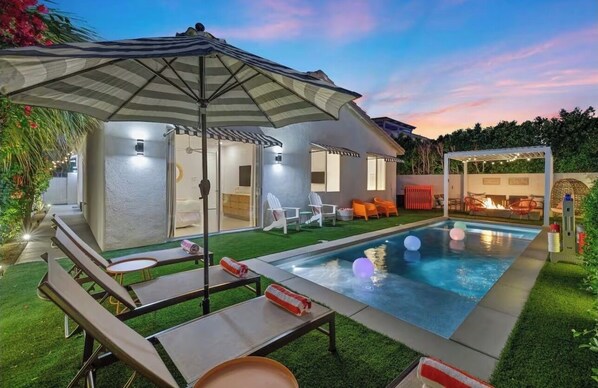 Una piscina al aire libre