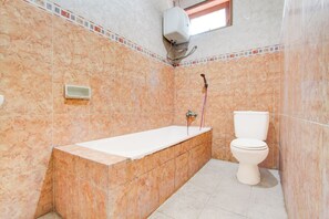 Shower, free toiletries, towels - Hotel O Manahan Near Stadium Manahan Solo Formerly Atma Bhakti (Surakarta)