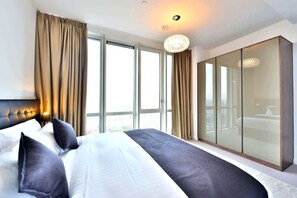2 bedrooms, desk, iron/ironing board, WiFi