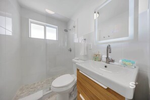 Dusche, kostenlose Toilettenartikel, Haartrockner, Handtücher