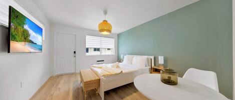 Fer et planche à repasser, lit de bébé portatif, Wi-Fi, literie fournie