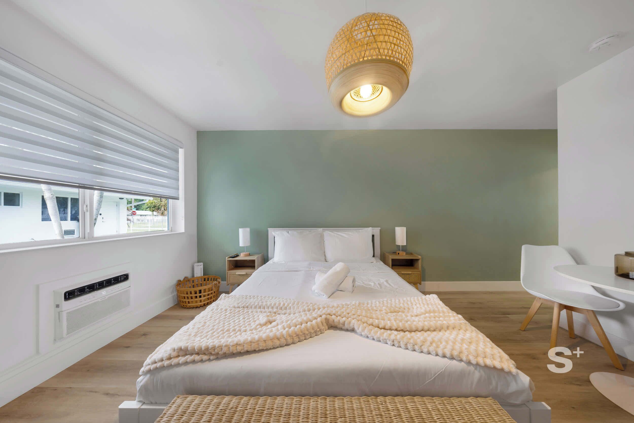 Een strijkplank/strijkijzer, reisbedje, wifi, beddengoed