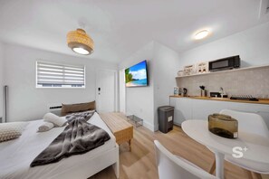 Tabla de planchar con plancha, wifi y ropa de cama