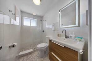 Dusche, kostenlose Toilettenartikel, Haartrockner, Handtücher
