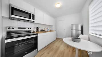 Réfrigérateur, micro-ondes, plaque de cuisson, cafetiÚre/bouilloire