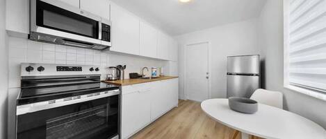 Frigorífic, microones, placa de cuina i cafetera i tetera