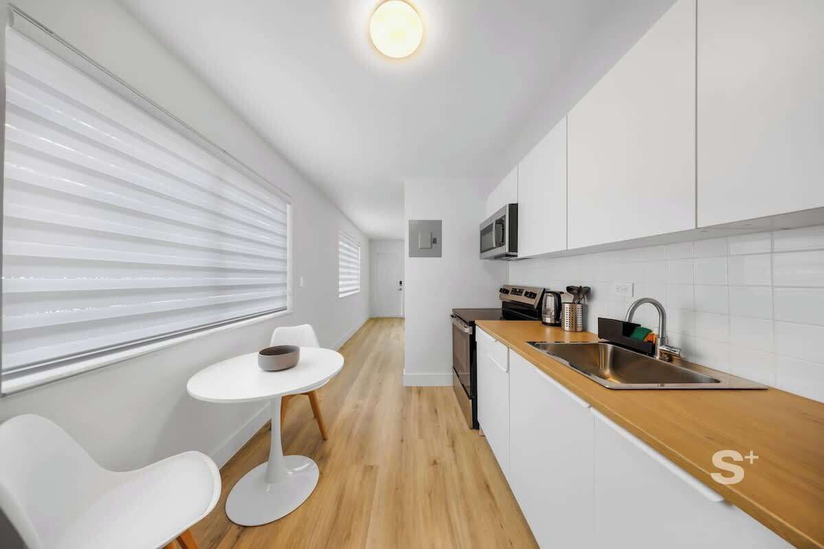 Frigorifero, microonde, piano cottura, macchina per tè/caffè