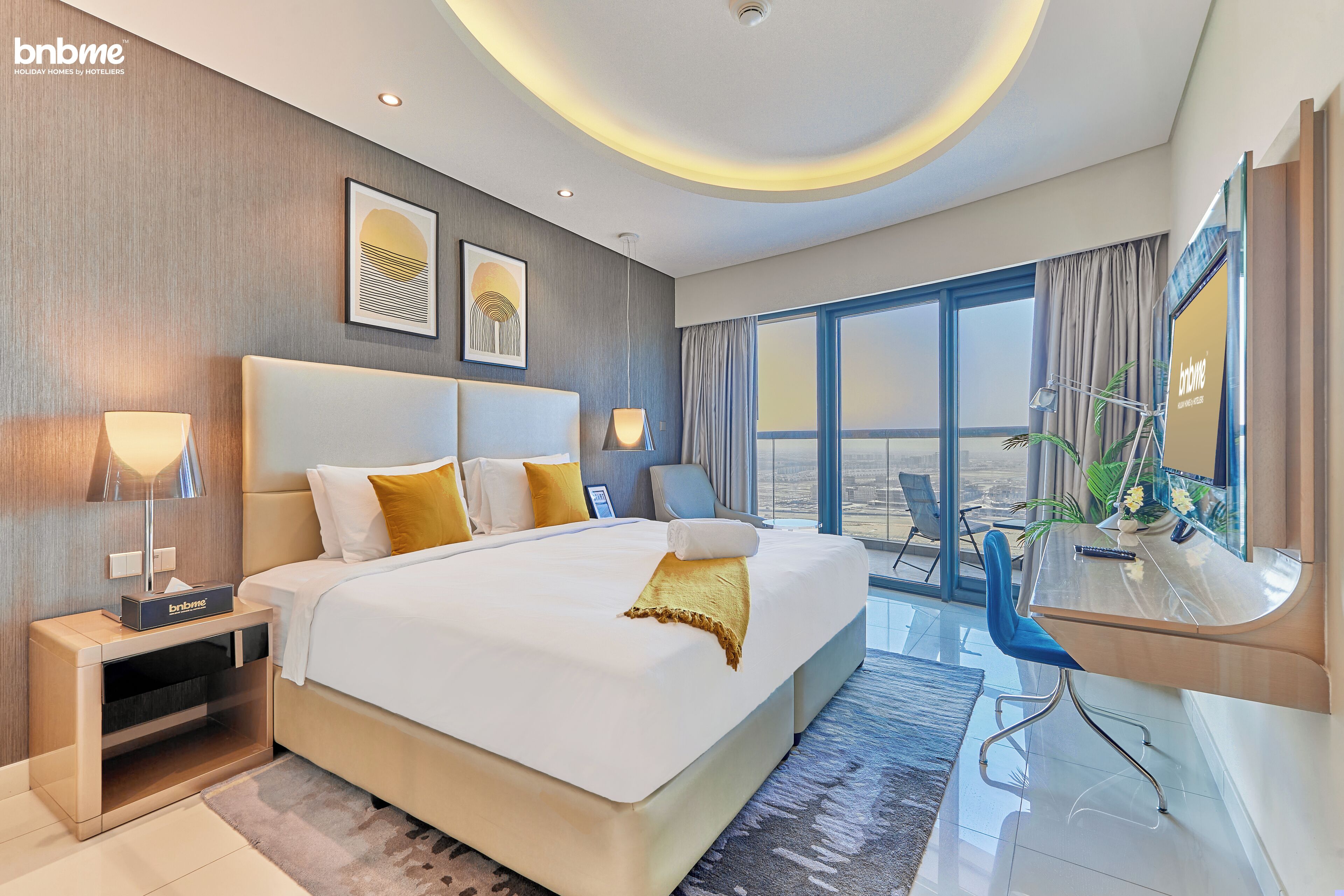 Habitación de hotel moderna con una cama grande, lámparas de noche, un escritorio con una silla y vistas de la ciudad a través de amplias ventanas.