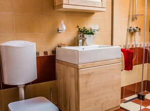 Studio (Studio Apartment with Balcony) | Bathroom | Shower, towels - Riverside Pines Luce Apartments With Balcony (Luce)