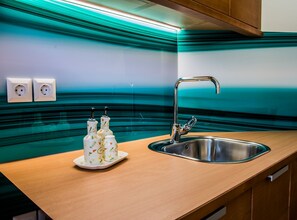 Căn hộ (One Bedroom Apartment with Balcony) | Bếp riêng | Tủ lạnh 