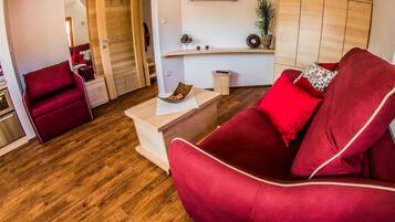 Studio (Studio Apartment with Balcony) | Living room