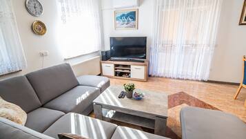 Căn hộ (Three Bedroom Apartment with Terrace) | Phòng khách