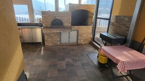 Apartment (Three Bedroom Apartment with Terrace) | Fireplace - Tranquil and Charming Apartments With Shared Garden (Škofljica)