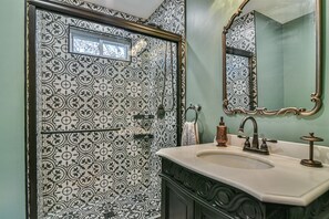 Douche, sĂšche-cheveux, serviettes fournies, savon