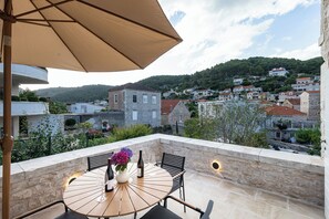 Outdoor dining - Grand Stone Casa Ciccarelli by Irundo  (Pucišca)