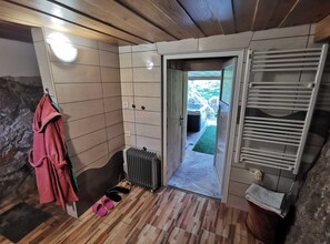 Zuhanyzó és törölközők