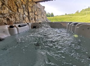 Outdoor spa tub - Visnja Gora Meadow Hideaway With Terrace (Ivancna Gorica)