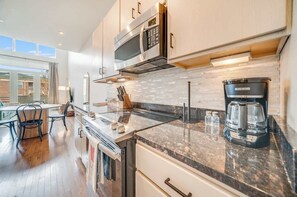 Een koelkast, een microgolfoven, een oven, een kookplaat