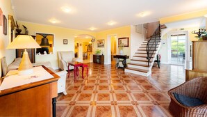 Villa (Two Bedroom Villa with Hot-Tub) | Woonkamer | Een stereo