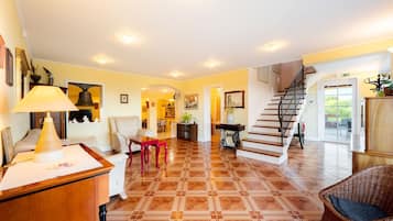 Villa (Two Bedroom Villa with Hot-Tub) | Sala de estar | Estéreo