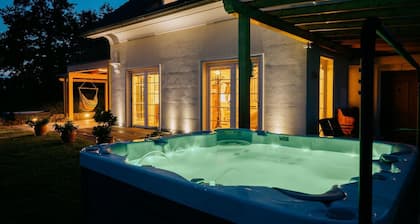 Secluded Escape Hilltop Villa With Hot-tub