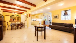 Villa (Two Bedroom Villa with Hot-Tub) | Woonkamer | Een stereo