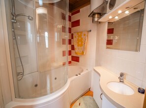 Mökki (Two Bedroom Country House) | Kylpyhuone | Pyyhkeet
