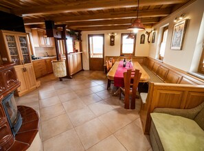 Mökki (Two Bedroom Country House) | Ruokasali