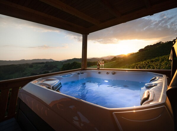 Ferienhaus (Two Bedroom Country House) | Außen-Whirlpool