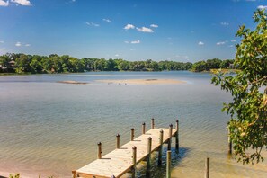 Chaises longues, serviettes de plage