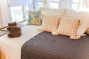 3 chambres, bureau, fer et planche à repasser, lit parapluie