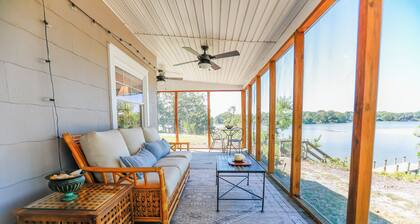 Charming Waterfront 3-Bedroom Cottage with Hot Tub, Kayaks, Workspace, Fishing