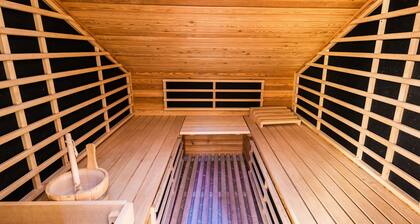 Vibrant and Elegant Residence With Hot-tub