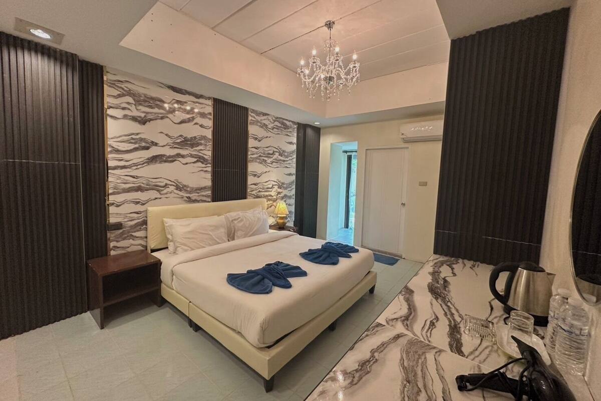 Chambre Classique Double ou avec lits jumeaux, balcon, vue piscine | Extérieur