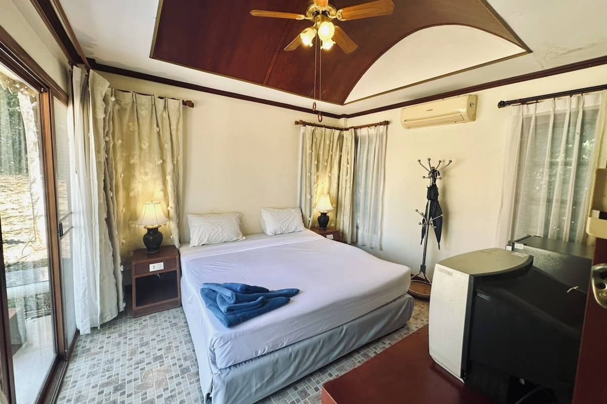Classic Room | Desk, laptop workspace, free WiFi