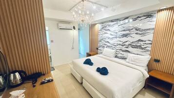 Quarto casal ou duplo clássico, sacada, vista para a piscina | Escrivaninha, espaço de trabalho para notebook, Wi-Fi de cortesia