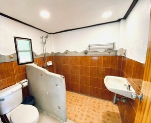 Classic Room, Garden View | Bathroom