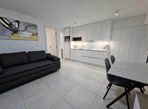 Apartment (One Bedroom Apartment with Sea View a) | Living room