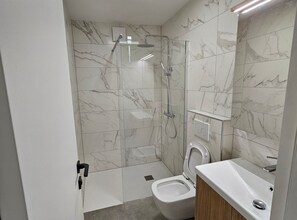 Apartament (One Bedroom Apartment with Sea View a) | Bany | Dutxa i tovalloles 