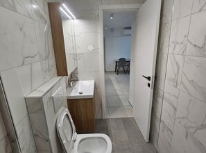 Apartment (One Bedroom Apartment with Sea View a) | Badezimmer | Dusche, Handtücher