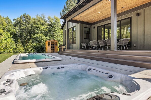 Terrace/patio - Pool, Hot Tub All Year! Fire Pit, Sauna, Walk To Beach (New Buffalo)