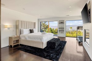 4 bedrooms, iron/ironing board, travel cot, WiFi - Hollywood Hills 4BR | Rooftop by Colby & Conrad (Los Angeles)