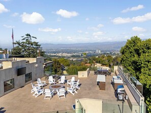Outdoor dining - Hollywood Hills 4BR | Rooftop by Colby & Conrad (Los Angeles)
