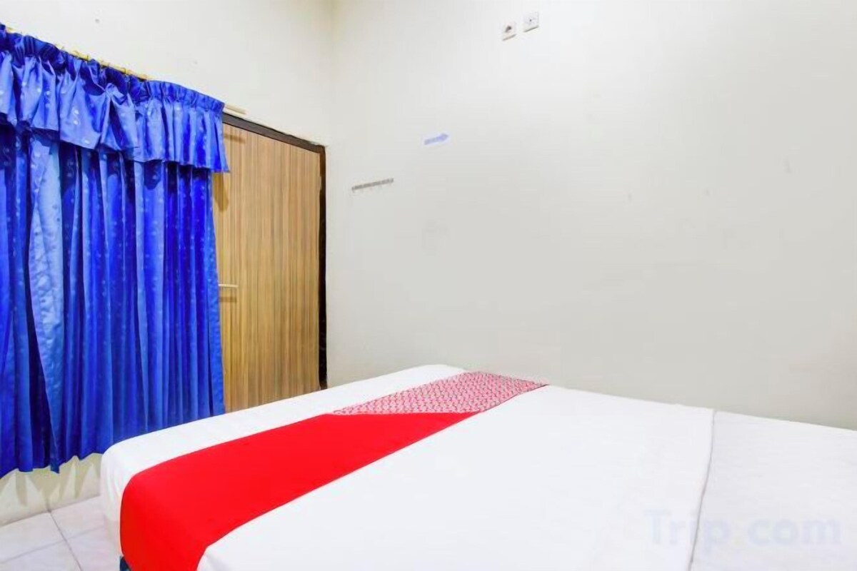 Desk, WiFi (free), bed sheets