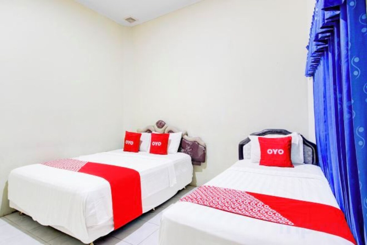Desk, WiFi (free), bed sheets